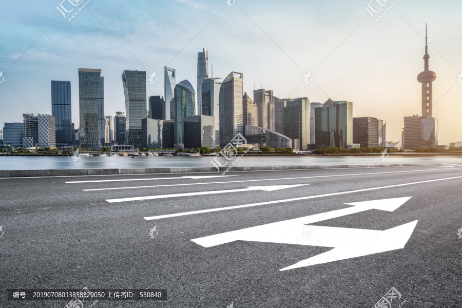 道路地面和建筑景观