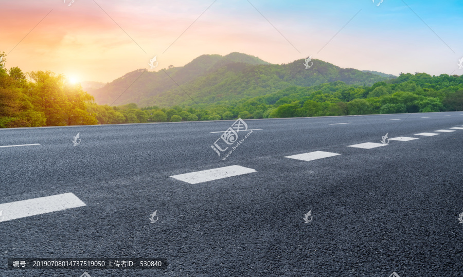 高速公路和远山绿树