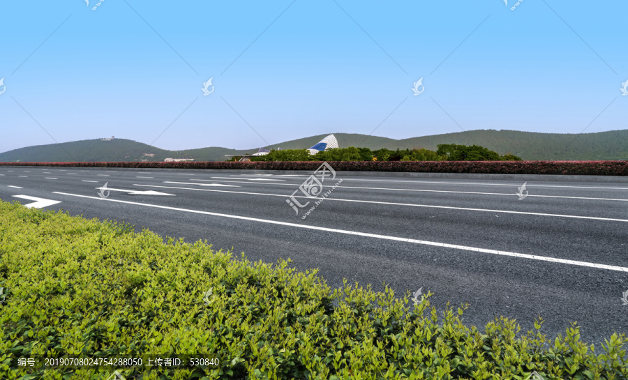 城市景观和远山绿树
