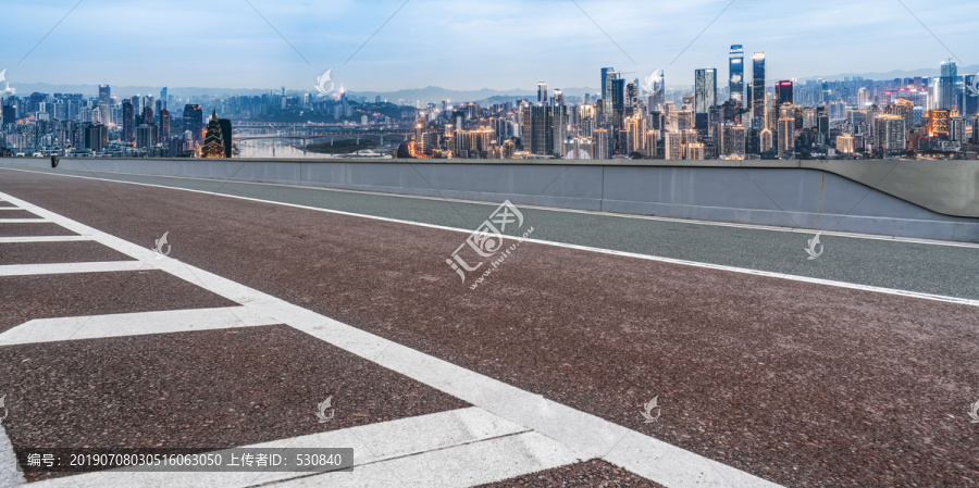 沥青路面和建筑景观