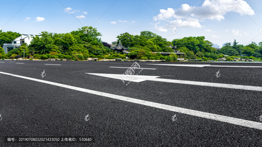 高速公路和蓝天白云