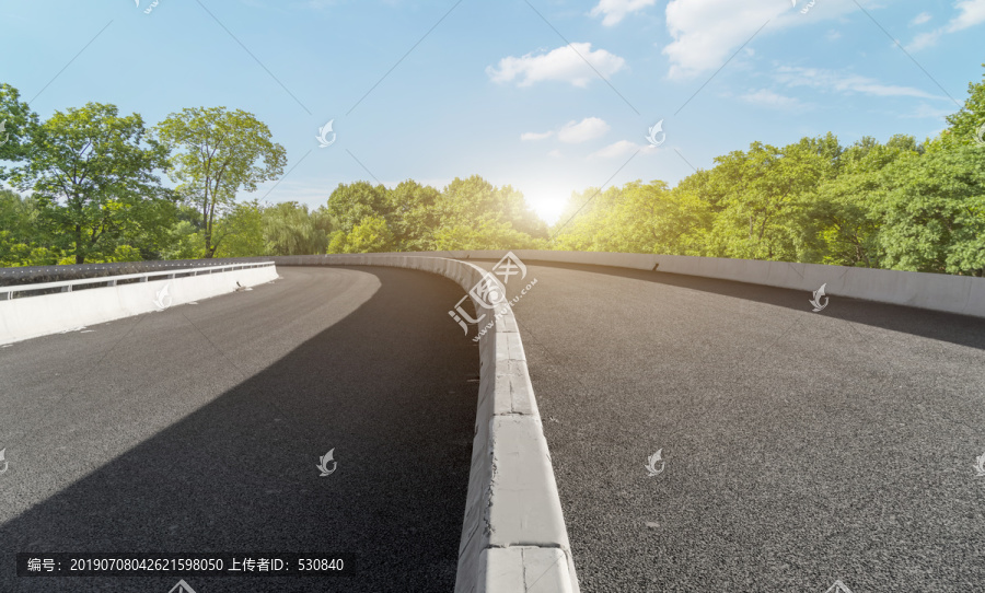 公路弯道和蓝天白云