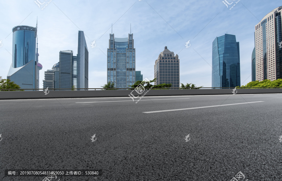 户外公路和现代建筑群