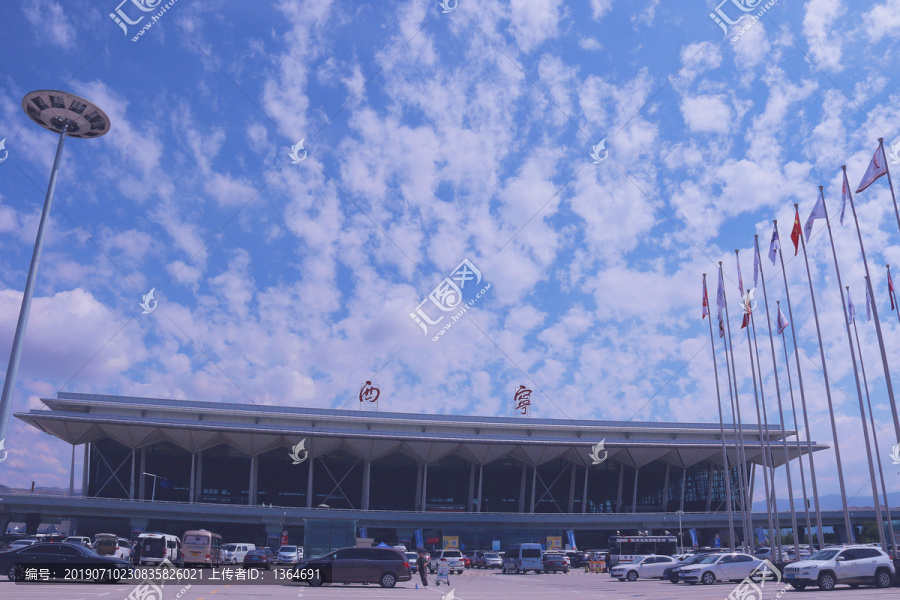 西宁机场T2航站楼蓝天白云