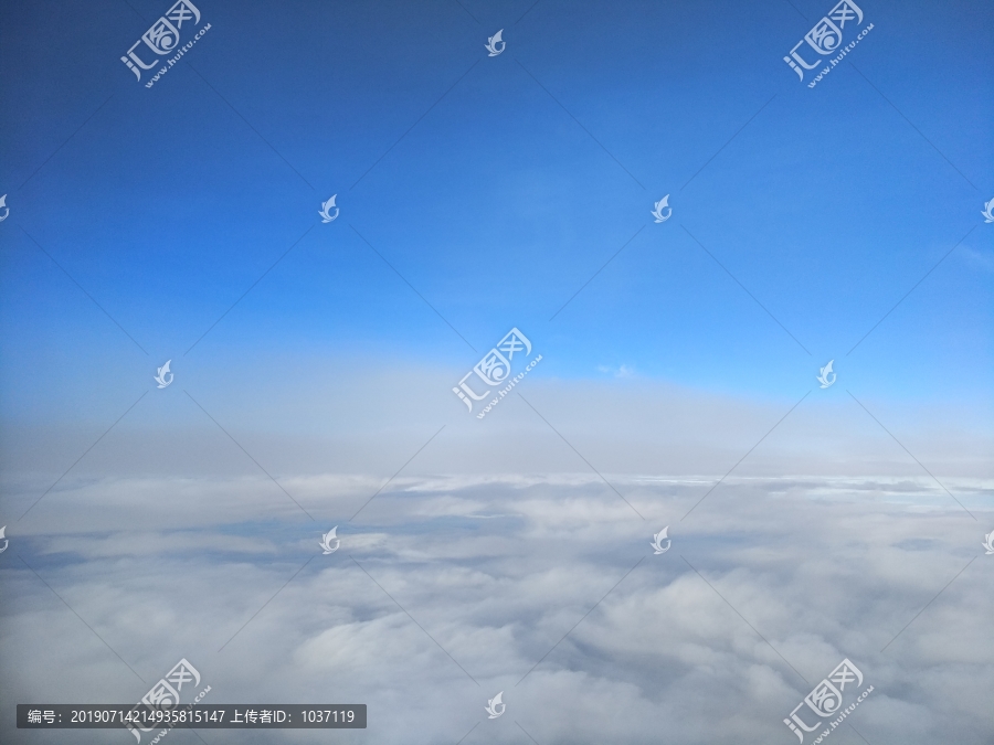 飞机上观云层