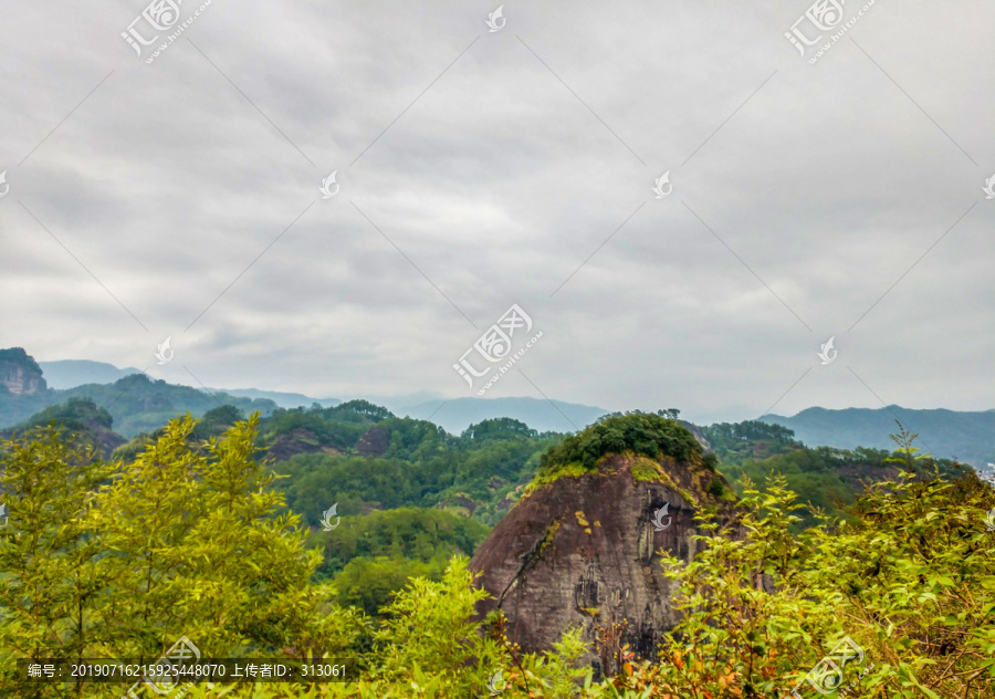 武夷山虎啸岩