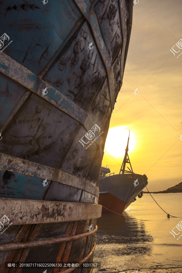 日出与船
