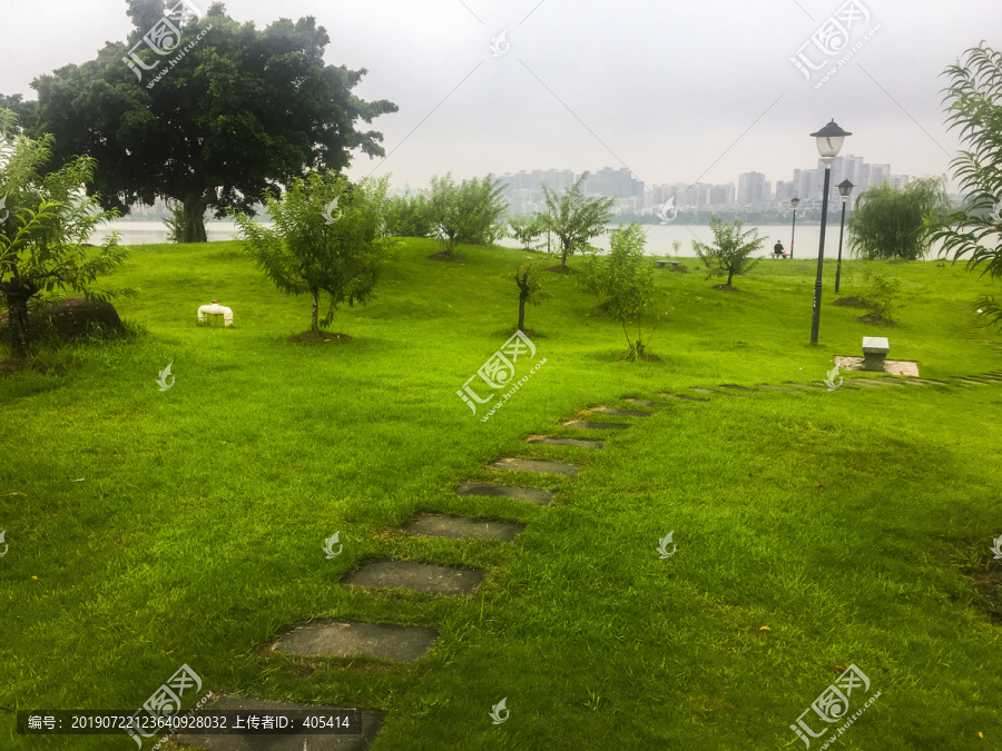 绿草茵茵的波海湖草地