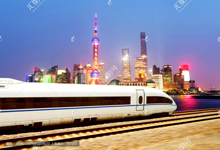 高速列车通过上海市区