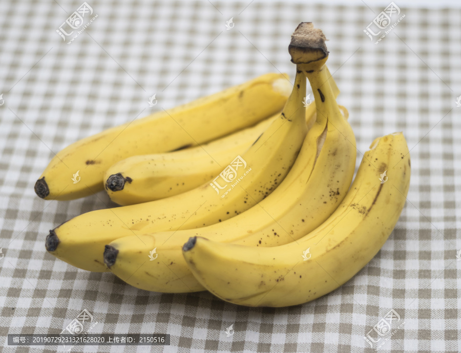 摆放在方格桌面上的香蕉