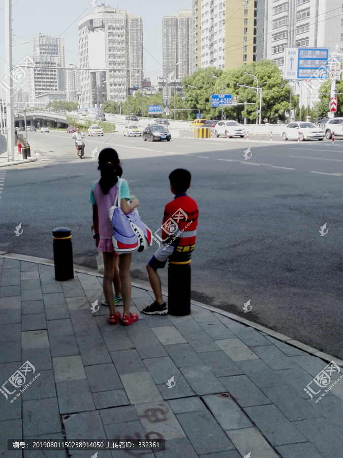 农村的留守儿童站在城市里寻找爸