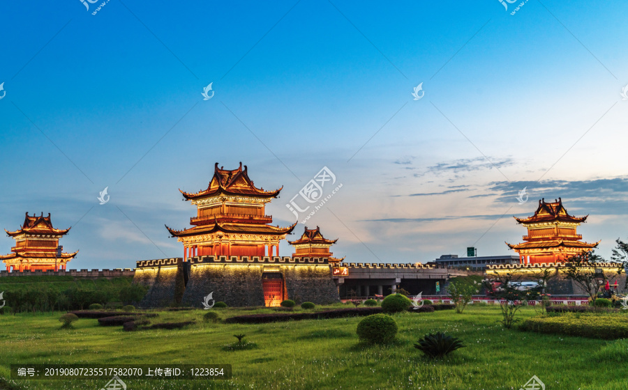 晚霞阁楼古建筑夜景