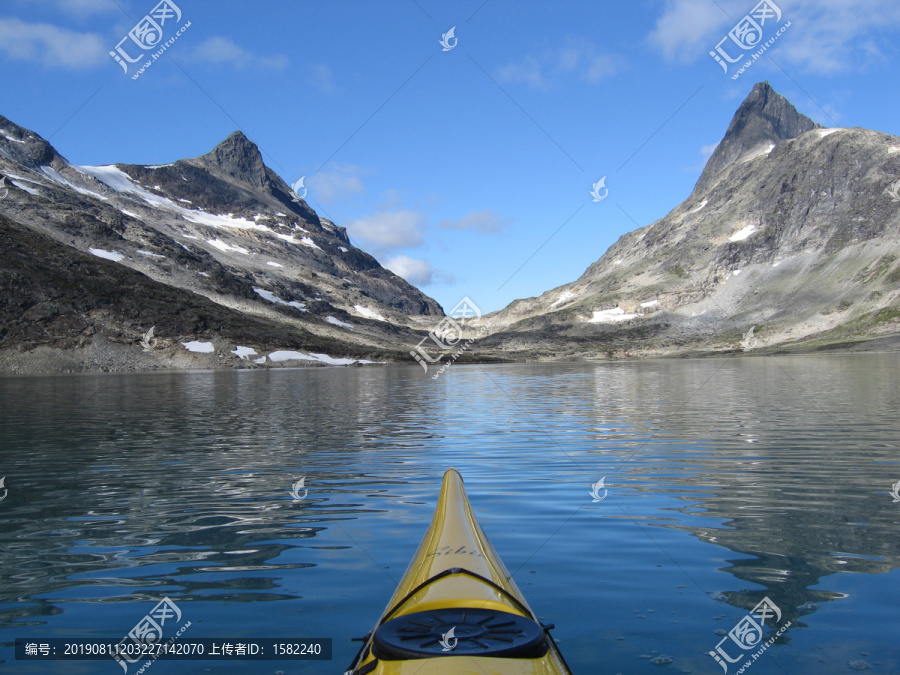 湖水蓝天大山