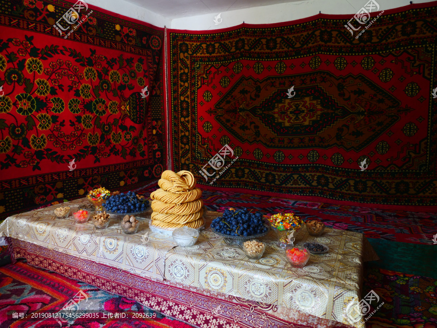 新疆民族节日家庭招待客人
