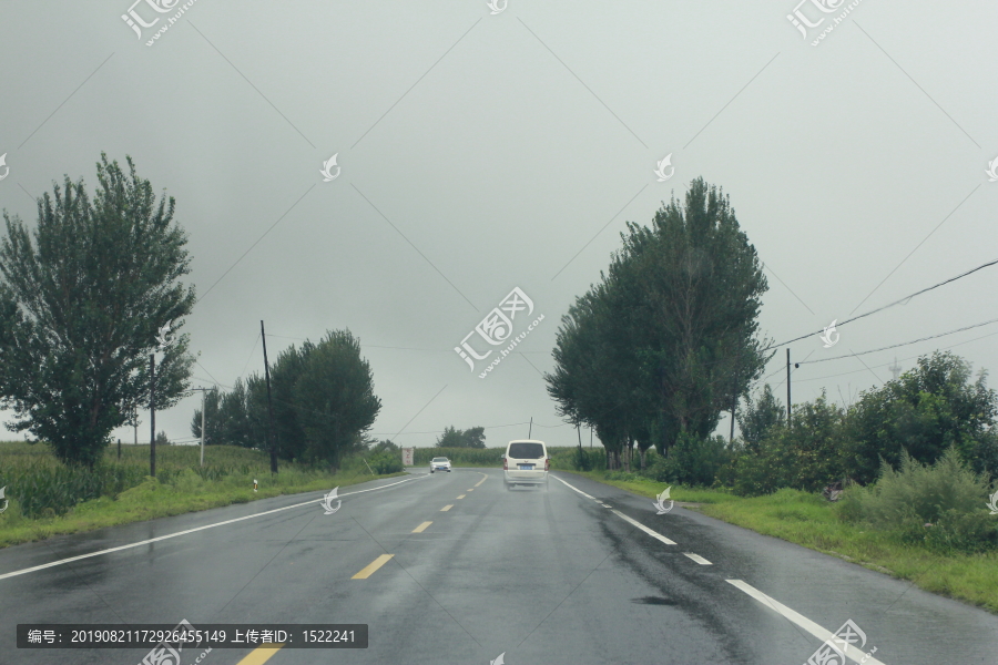 雨天的公路