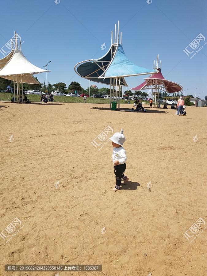 儿童沙滩玩耍