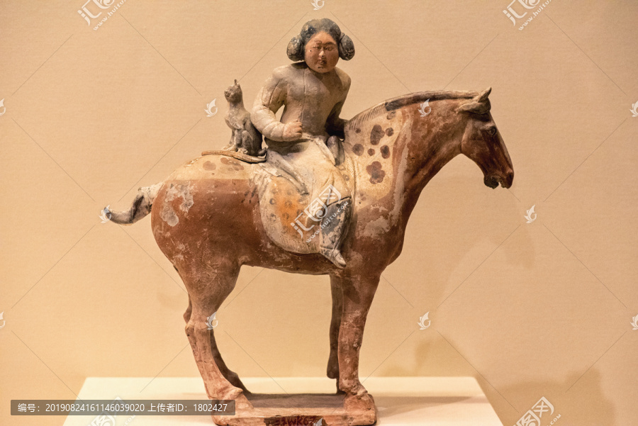 唐彩绘骑马带猞猁狩猎胡女俑