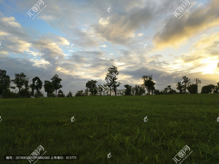 云海绿草地