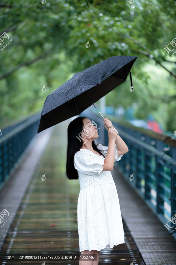 雨中少女