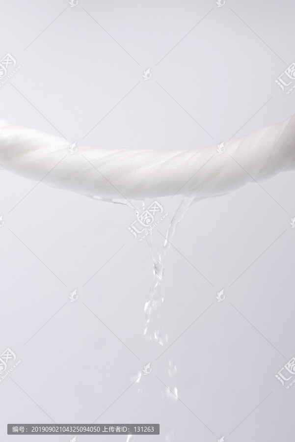 白色婴儿方巾拧水