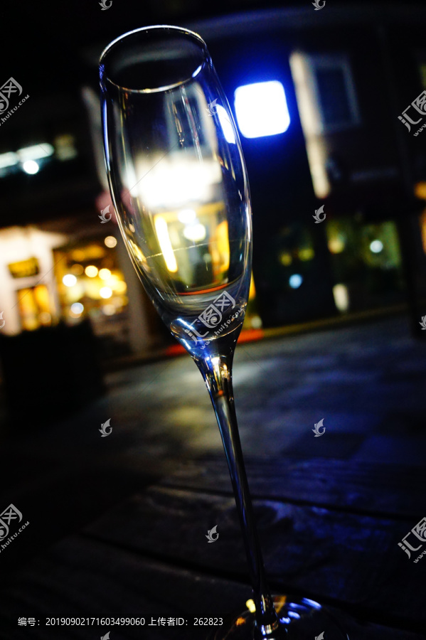 夜晚拍摄的水晶红酒杯