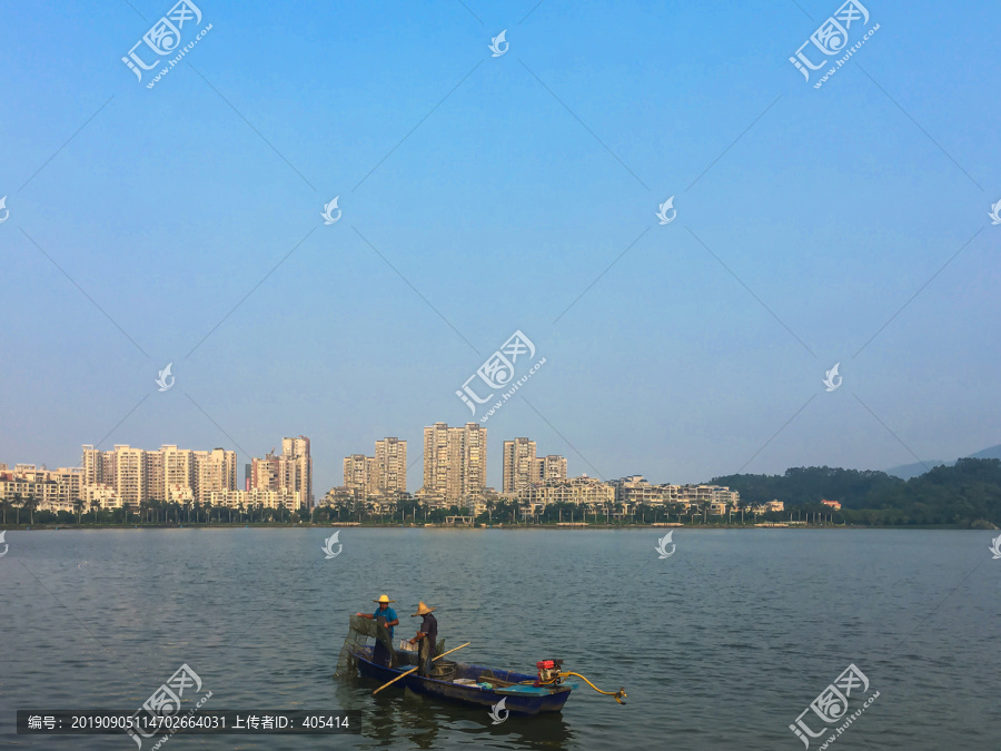 清晨波海湖捕鱼场景