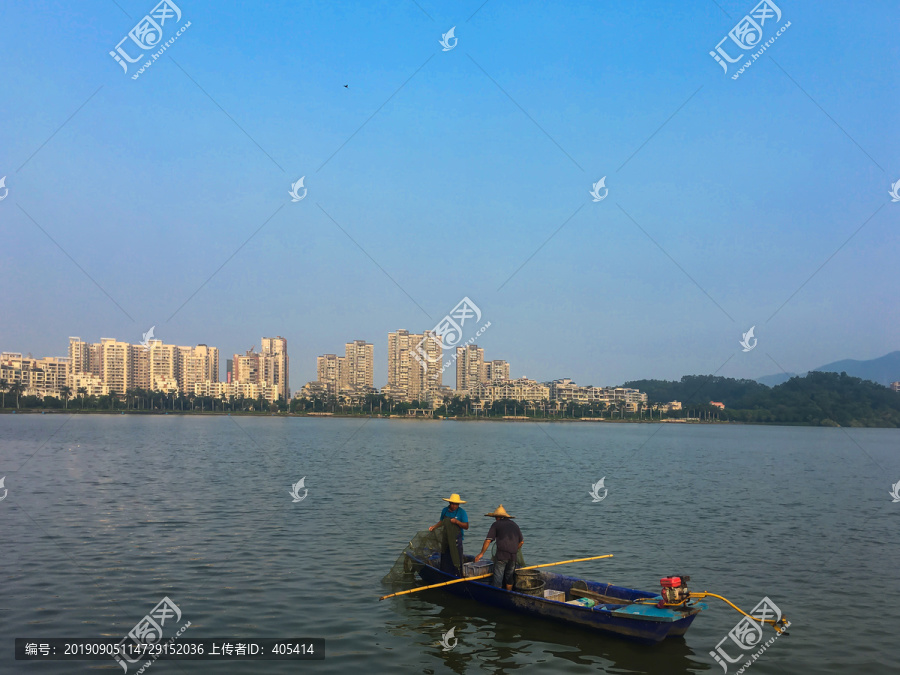 清晨波海湖捕鱼场景