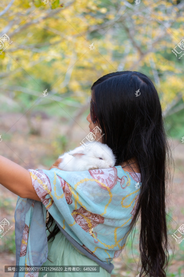 抱兔子的女子