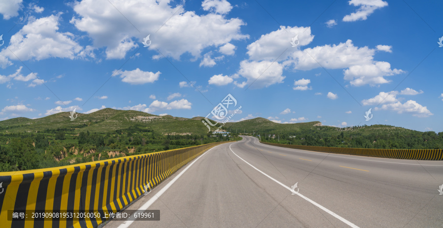 漂亮白云下的公路风景