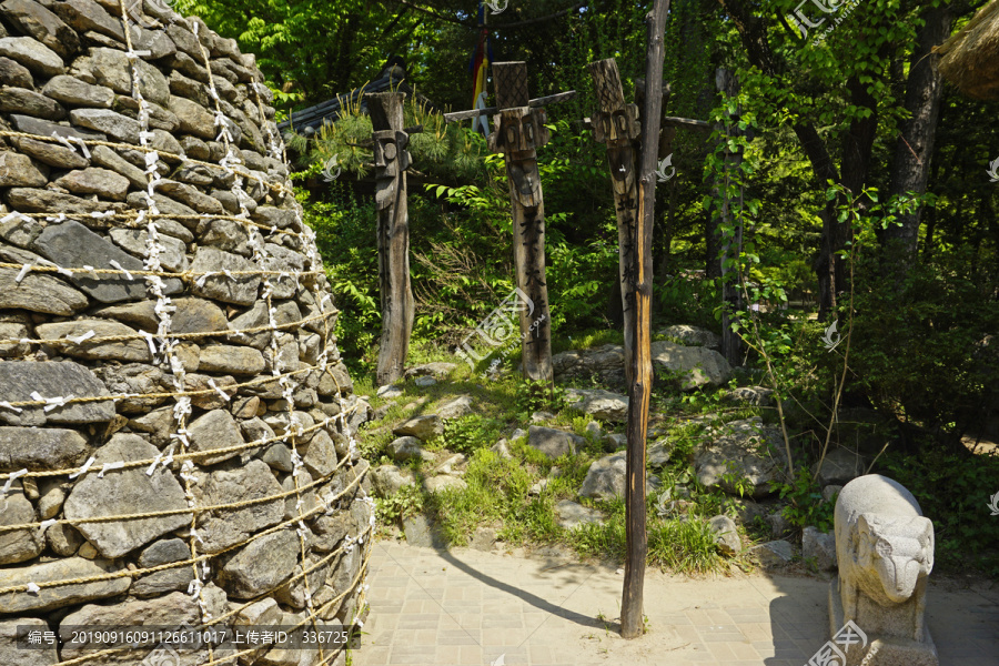 韩国民俗村村庄内三门的祭祀堆
