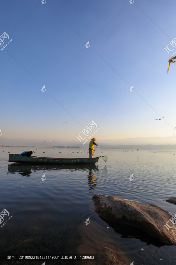 湖面上的独木舟