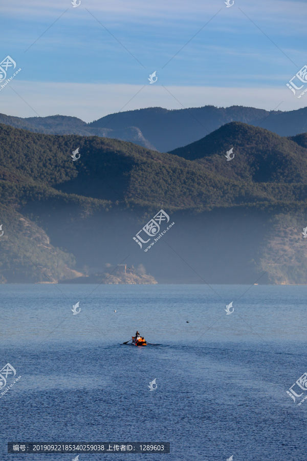 泸沽湖湖面的彩色游船
