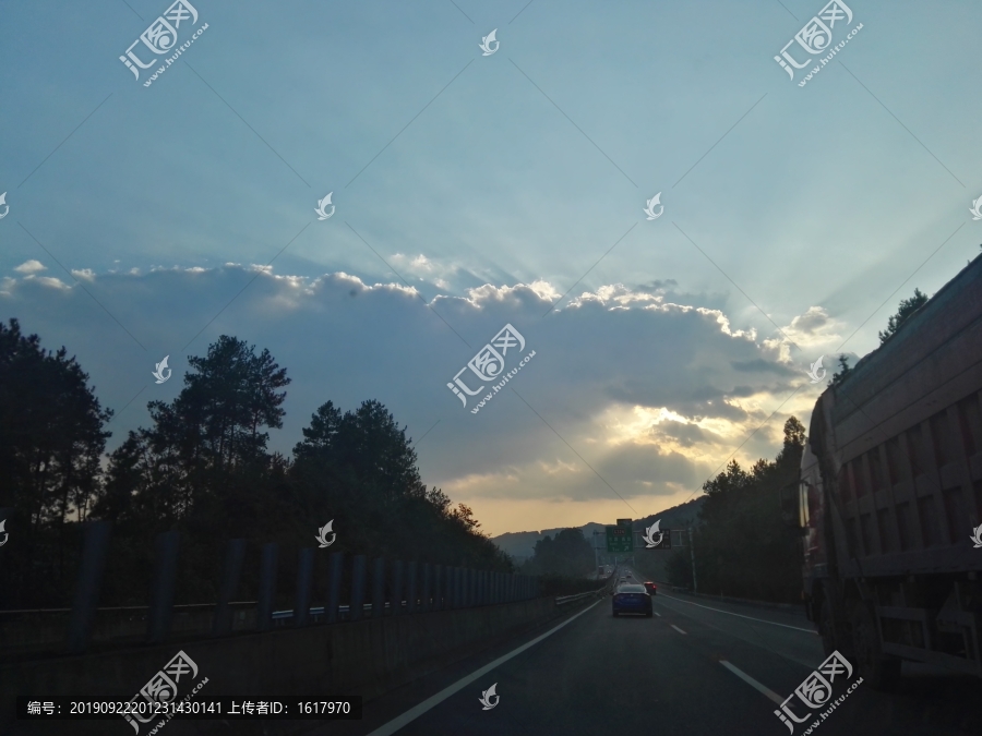 高速路上的晚霞