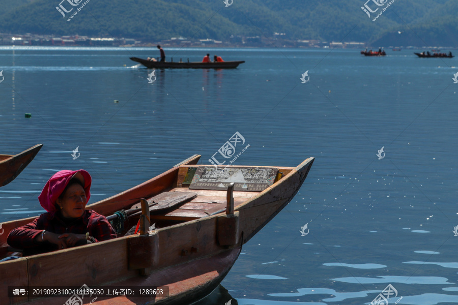 泸沽湖的彩色游船