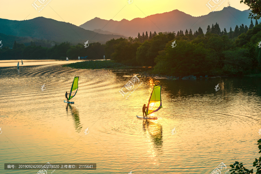 杭州西湖黄昏茅家埠帆船