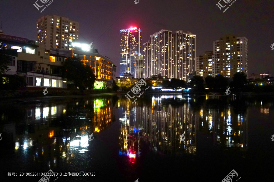 越南河内城市夜景及湖面倒影