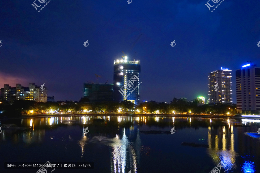 越南河内城市夜景及湖面倒影