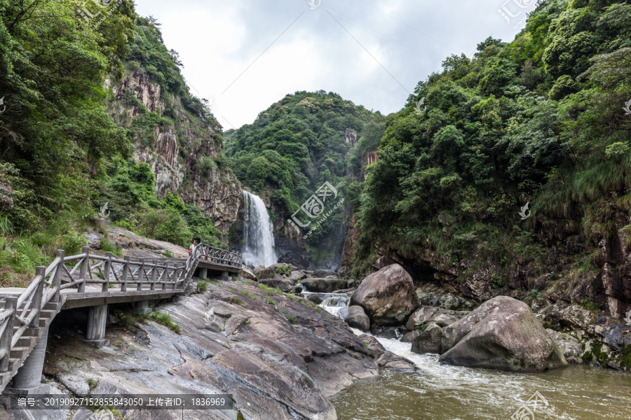 九鲤湖