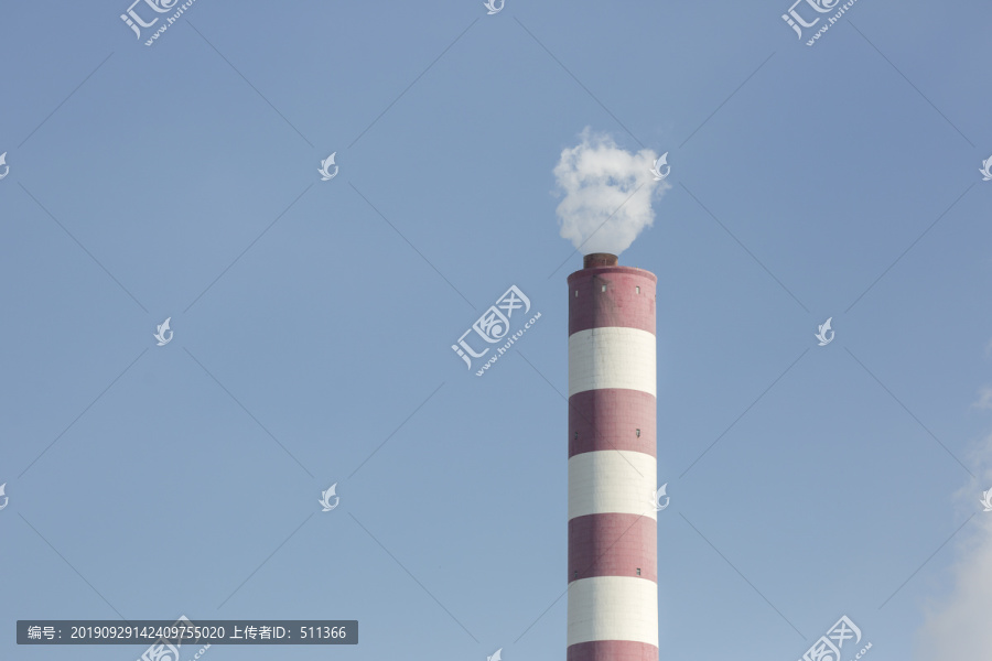 火力发电厂冒烟的烟囱