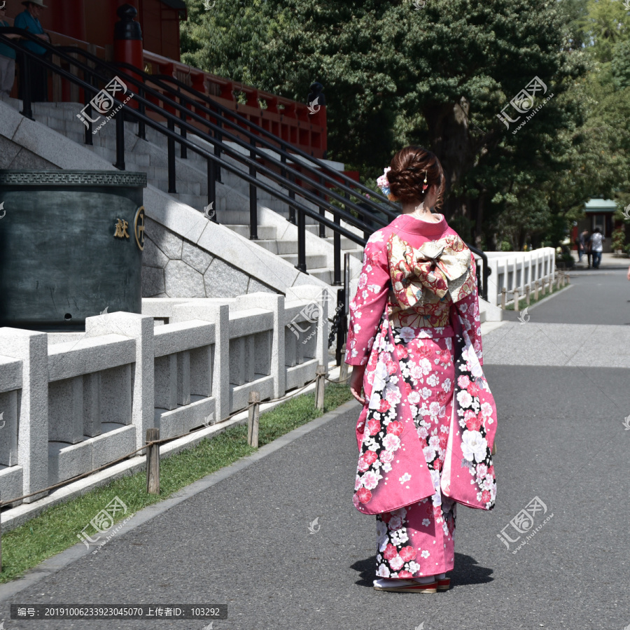 穿着日本和服的女人
