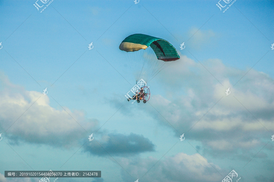 天空中飞翔的滑翔伞