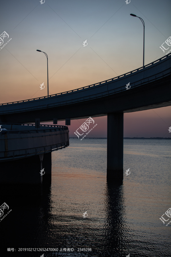 晚霞中的青岛胶州湾跨海大桥