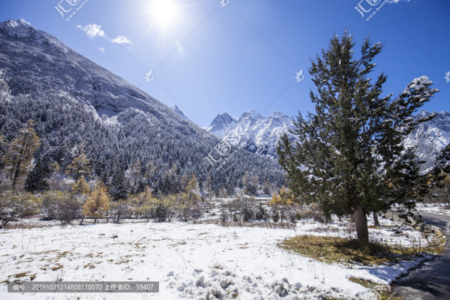 川西毕棚沟雪山风景