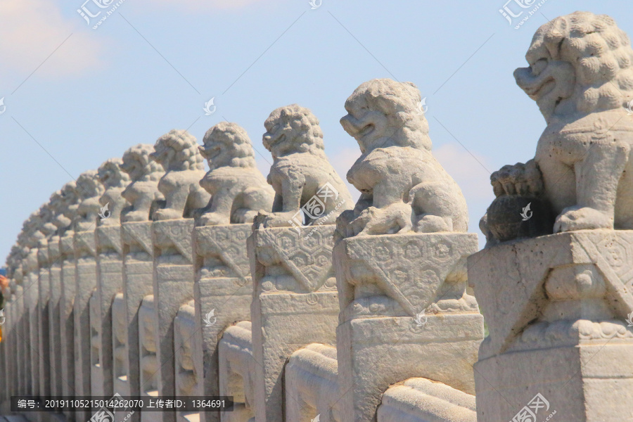 北京颐和园十七孔桥石狮子