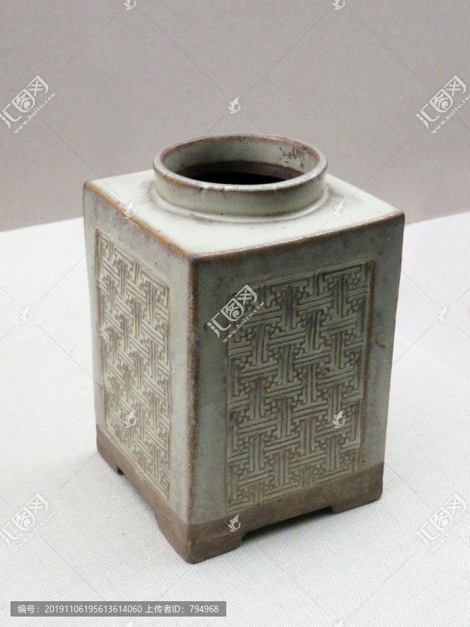明代白釉万字纹方罐