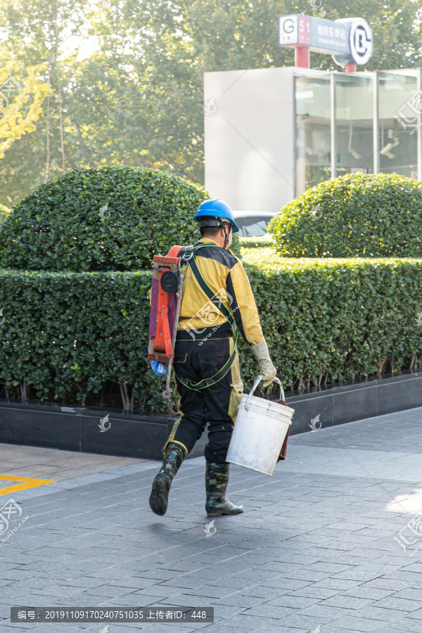 带工具行走的外墙清洗工人