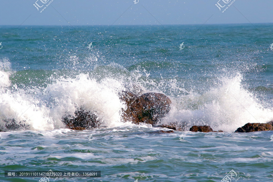 青岛礁石大海海浪惊涛骇浪