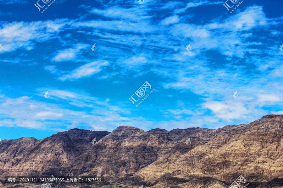 蓝天山峰