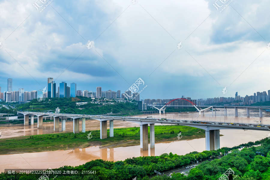 中国重庆长江大桥与重庆游乐园