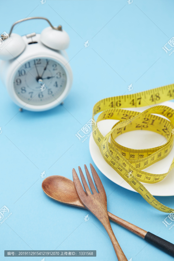 盘子里的减肥药和测量尺标